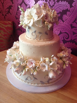 white wedding cake wows